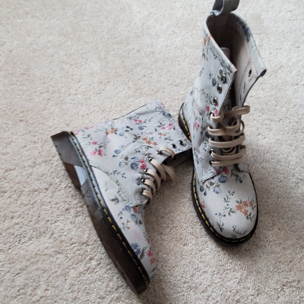 Floral lace-up boots